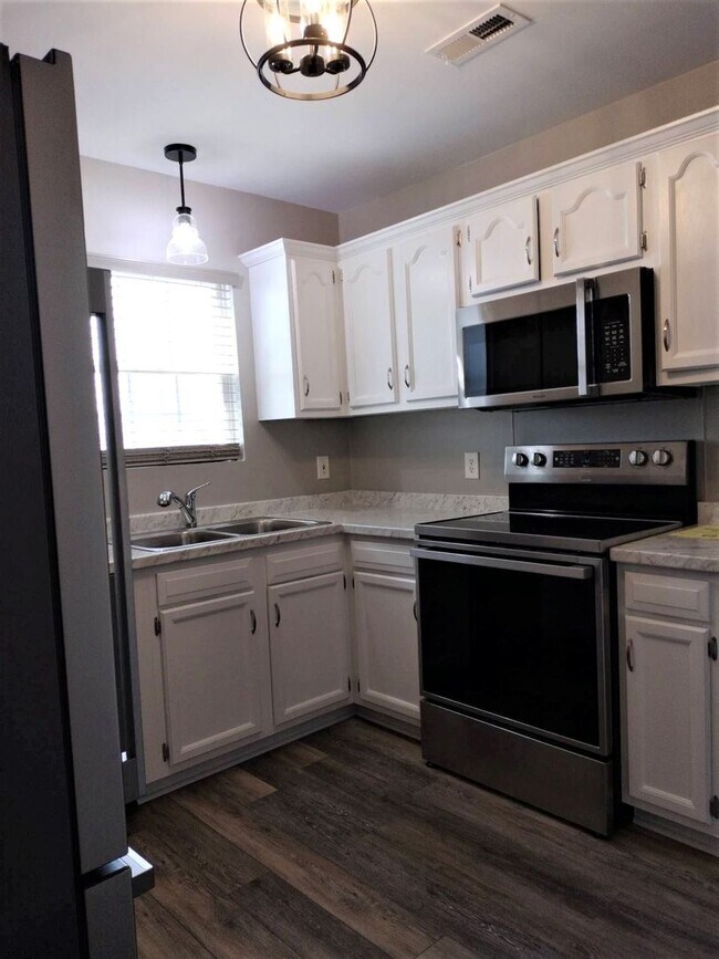 Building Photo - $200 Off Your First Full Month’s Rent!  Mo...
