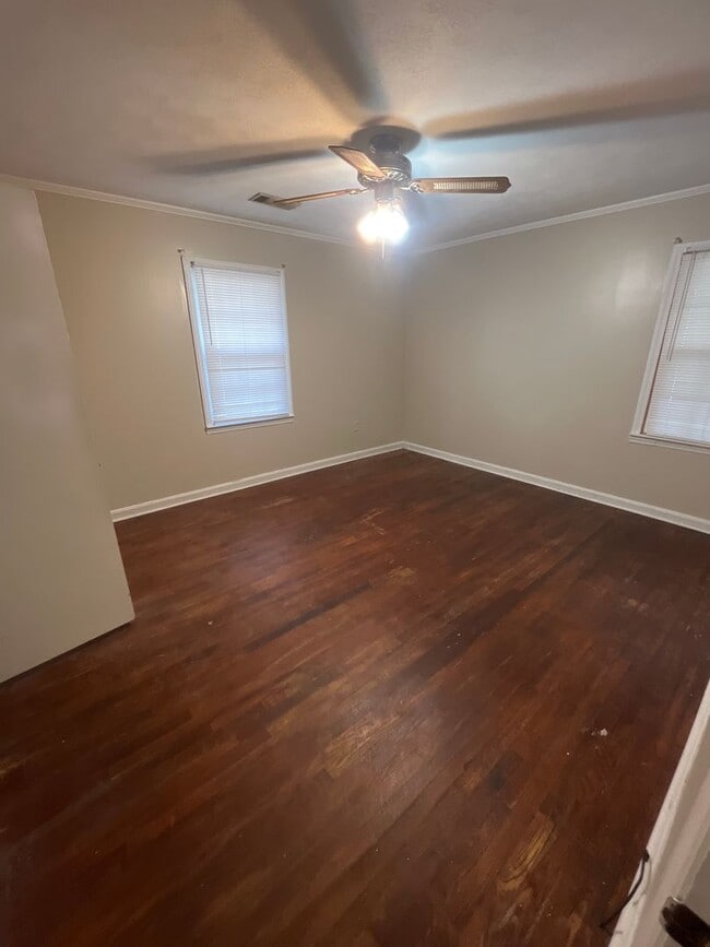 Building Photo - 3 Bed/2 Bath Home