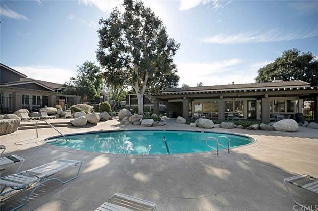 Building Photo - 323 Streamwood-