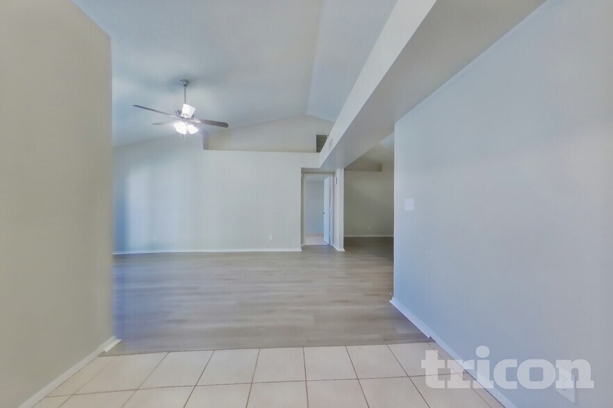 Building Photo - 102 W Ivyglen St
