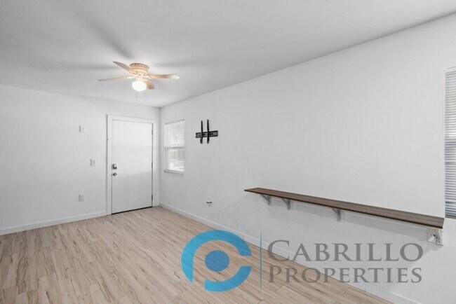 Building Photo - 1307 Division St