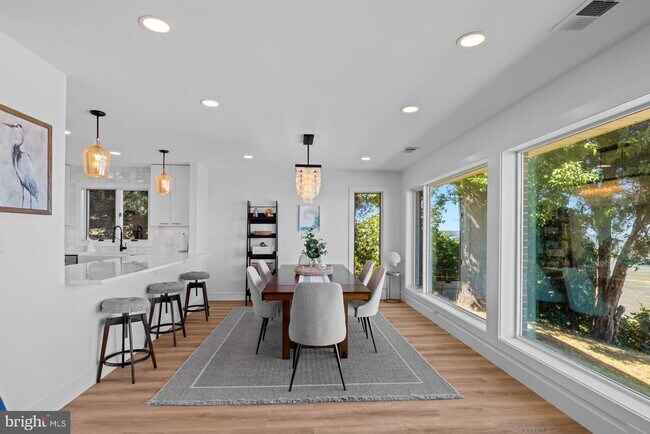 Building Photo - 5510 Beach Dr