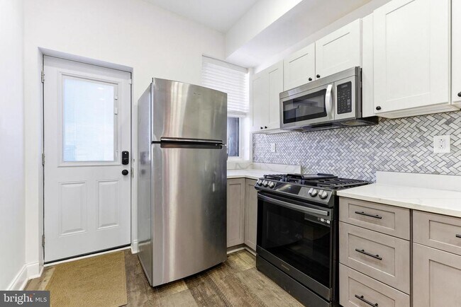 Building Photo - 737 Dolphin St