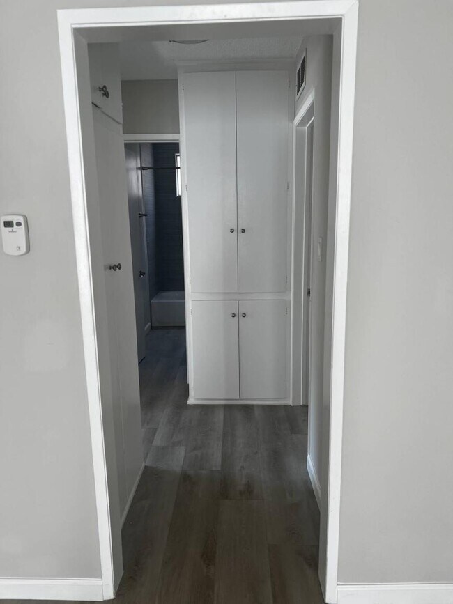 Building Photo - 2.0 bedroom in West Hollywood California 9...