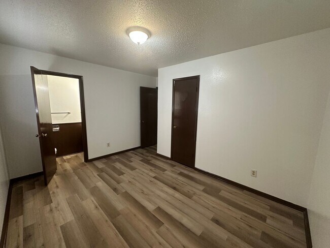 Building Photo - 3 bed 1.5 bath 1 car garage