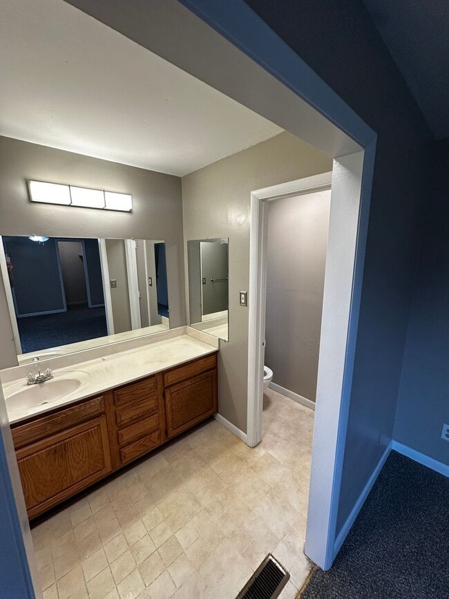 Building Photo - 3 Bedroom 2 Bath home | Fenced in back yard | In Town