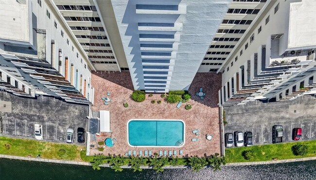 Building Photo - 401 Golden Isles Dr