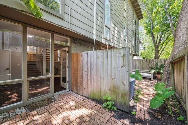 Building Photo - 5242 Memorial Dr