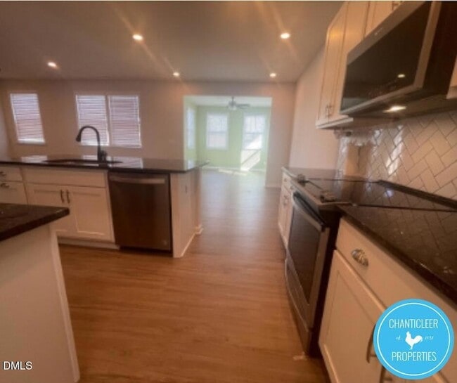 Building Photo - 112 Hoyne Way