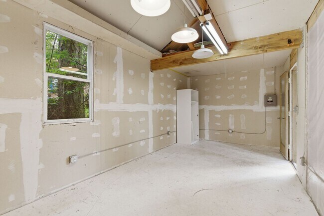 Building Photo - Single level Bainbridge Island home