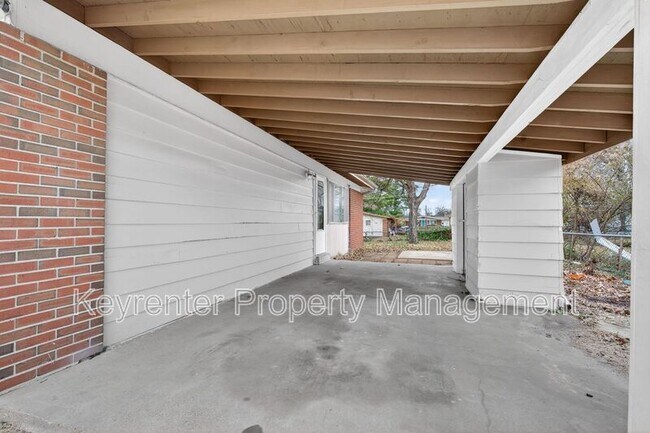 Building Photo - 900 Paddock Dr