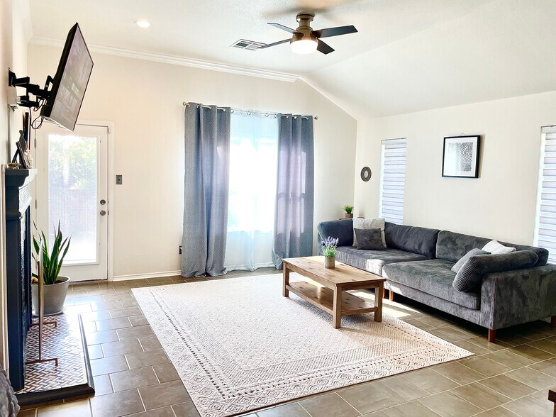 Building Photo - 116 Aguilar Dr