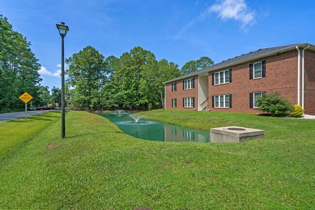 Building Photo - Who doesn't love  high speed internet, cable, water, sewer, trash & pest control included with th...