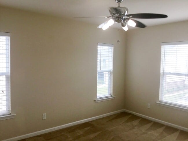 Building Photo - End Unit Townhome with Tons of Extra Storage!