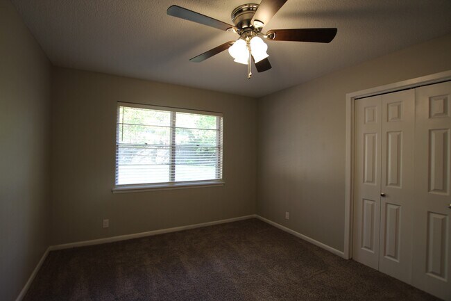 Building Photo - 701 Fair Ln