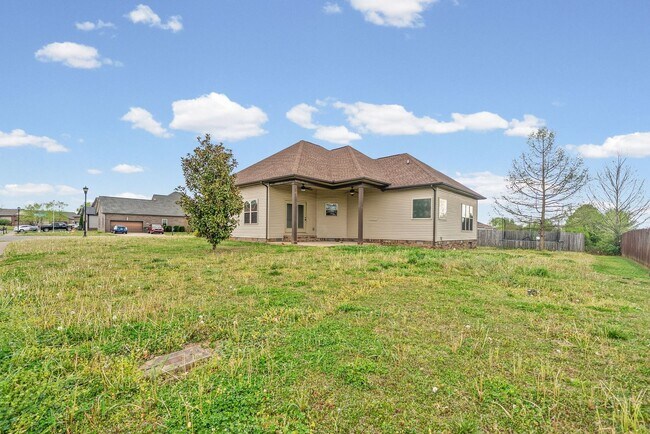 Building Photo - 3 Bedroom 2 Bath Pet Friendly Home For Rent!