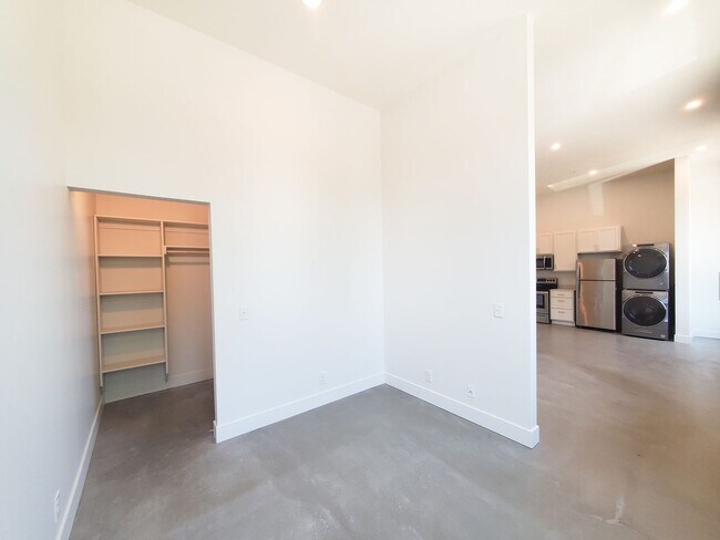 Building Photo - Spacious 1-Bedroom Floorplan in Little Italy