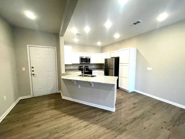 Building Photo - 300 Willow Grv Wy