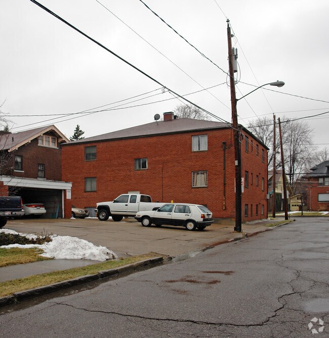 Building Photo - 167 N Portage Path