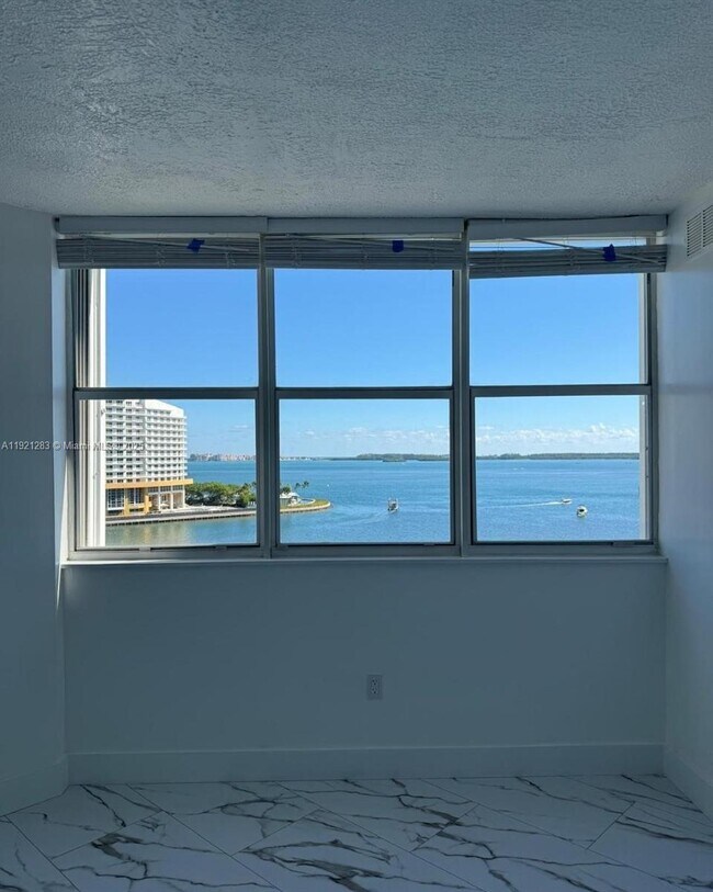 Building Photo - 905 Brickell Bay Dr