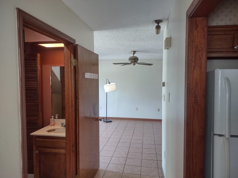 Building Photo - 7912 Bles Ave
