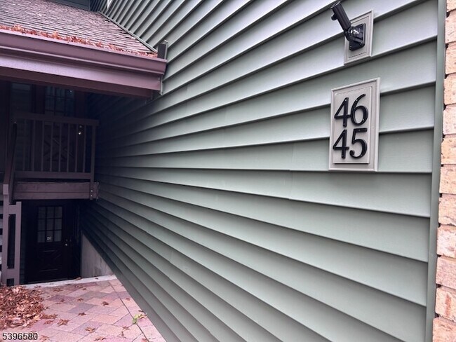 Building Photo - 45 Meadowview Dr