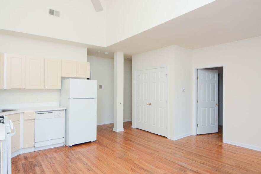 Building Photo - 920 W Dakin St
