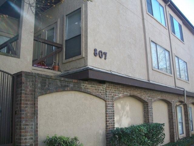 Building Photo - 807 W 25th St