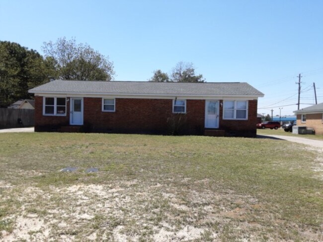 Primary Photo - 2602 Wingate Road Fayetteville, NC 28306