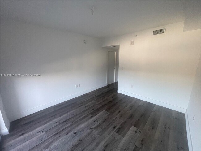 Building Photo - 13800 Highland Dr