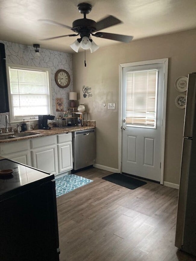 Building Photo - Furnished Long Beach 2 Bedroom