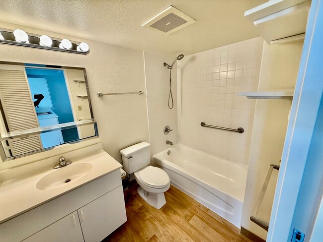 Building Photo - 1BD/1BA/1 Covered Parking