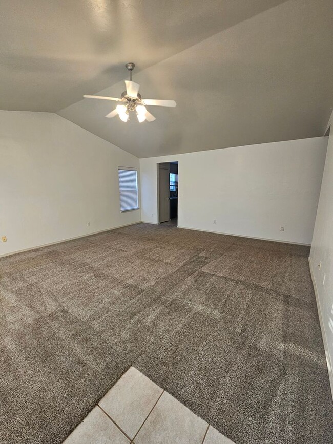 Building Photo - (4) Bed/(2) Bath in Trailwoods Addition! S...