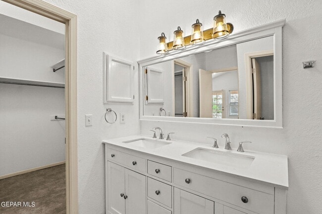 Building Photo - 205 N Alto Mesa Dr