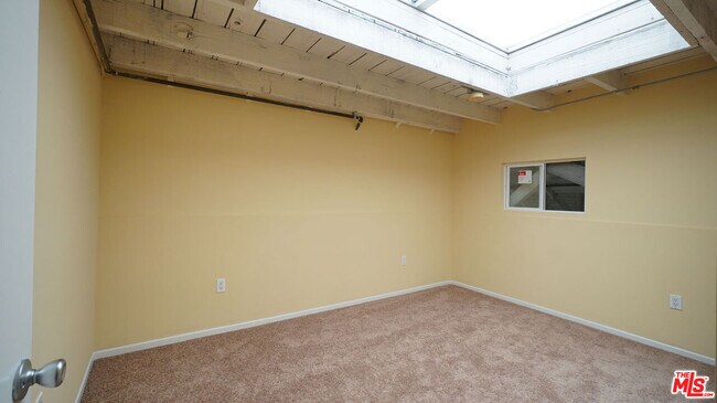 Building Photo - 922 W 23rd St