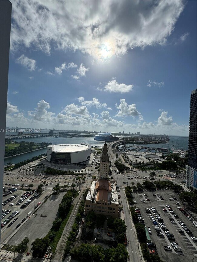 Building Photo - 601 NE 1st Ave