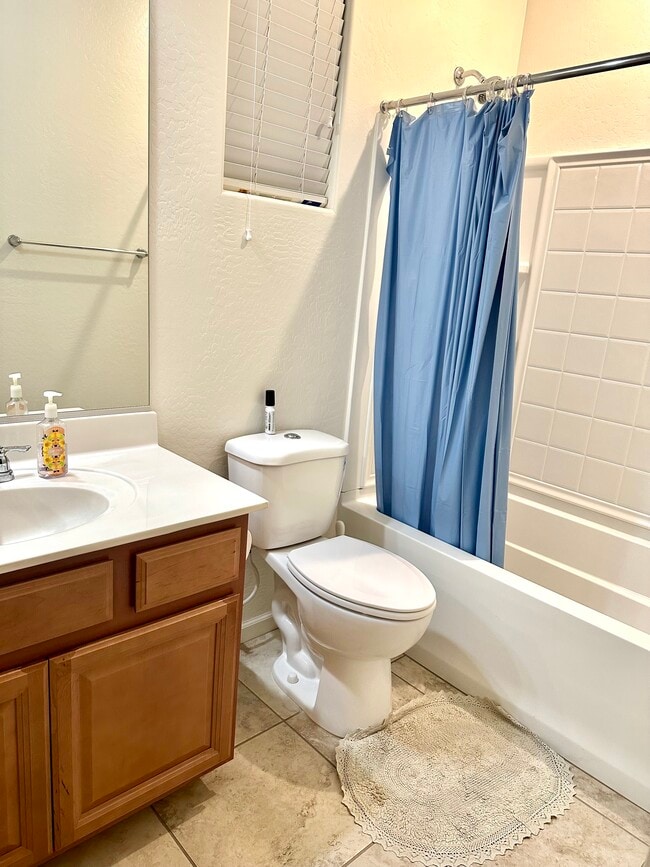Building Photo - Layton Lake Home Room for Rent