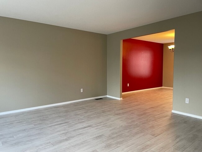 Building Photo - HALF MONTH FREE OF RENT Spacious 5 Bedroom Home! Granite Counters! Pet friendly! Tons of Room for...