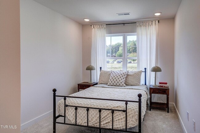 Building Photo - Brand New 3 bed 2 bath by Elementary School