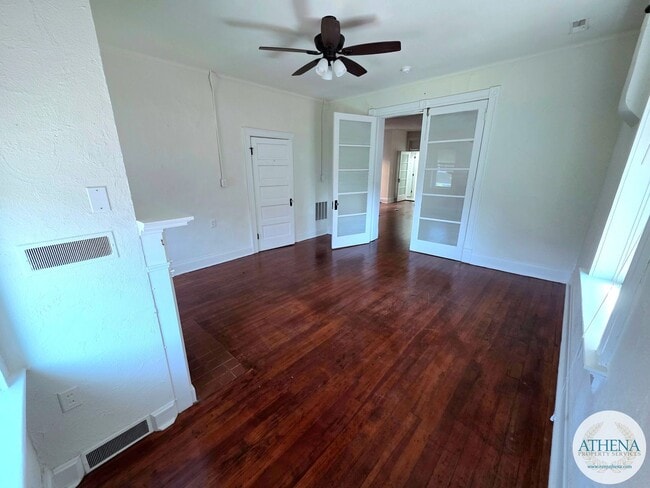 Building Photo - 1 Bedroom / 1 Bath Apartment Located on Broadway Street