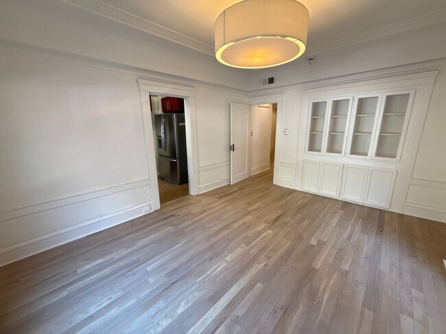 Building Photo - Epic REA- Spacious Flexible Plan 2 BR/1 BA...