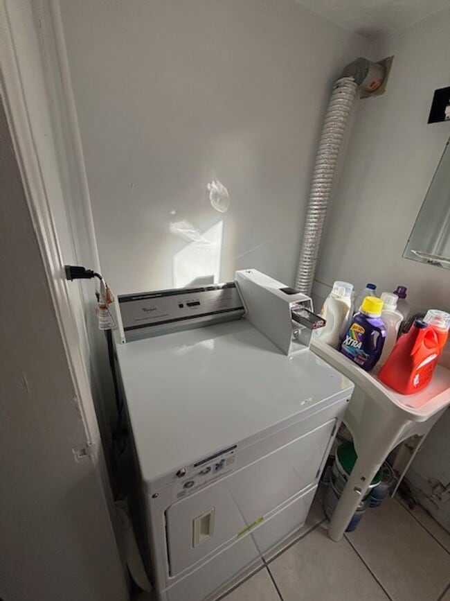 Building Photo - Beautiful Top-Floor 1Bd/1Ba Apartment with City Park Views