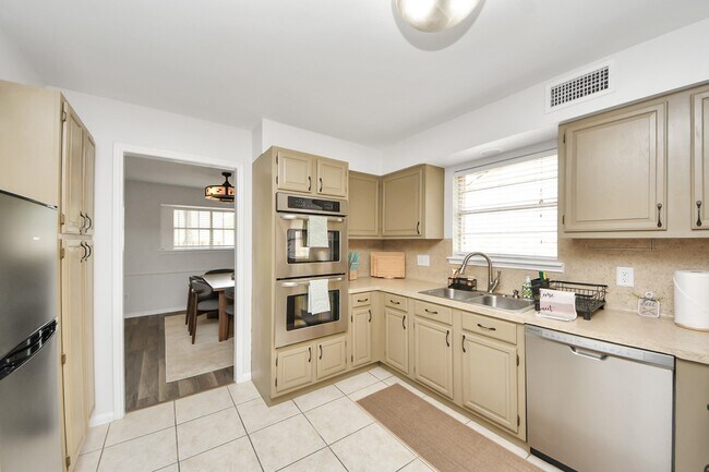 Building Photo - 563 Landfall Ln