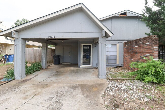 Building Photo - Recently renovated 2 Bedroom!