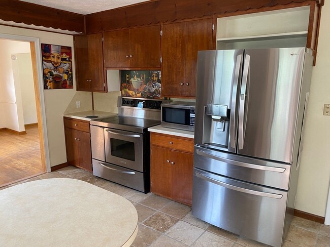 Building Photo - Charming 3 Bedroom, 3 Bathroom Ranch Home ...