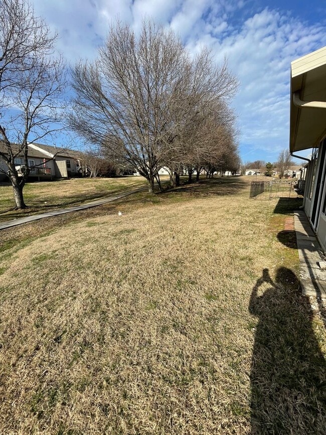 Building Photo - Maryville 37801 - 2 bedroom, 2 bath condo with a 1-car garage & sunroom - Call Tom Parry (865) 60...