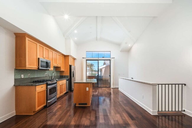 Building Photo - Enjoy the Live/Workspace Life Style Close ...