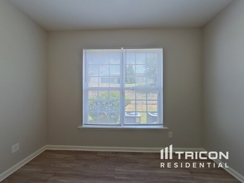 Building Photo - 301 Minitree Ln