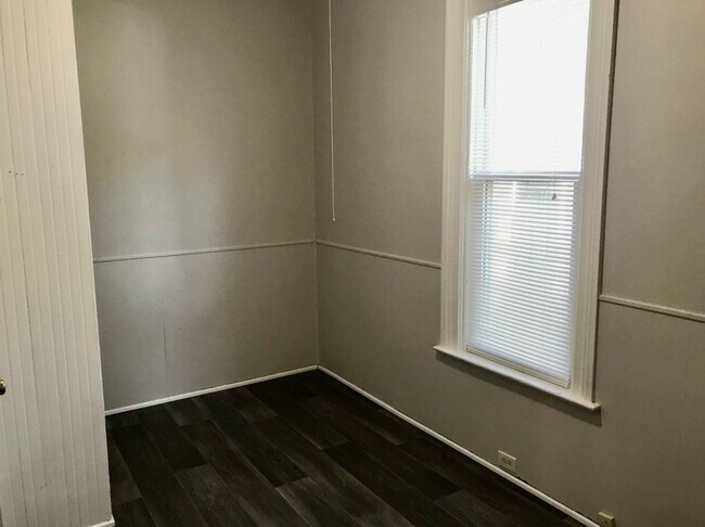 Building Photo - Updated, spacious 2 bedroom, 1 bathroom fi...