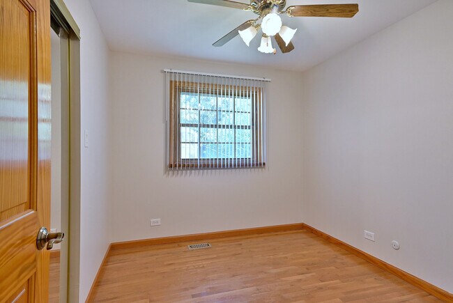 Building Photo - 714 N Lakeside Dr